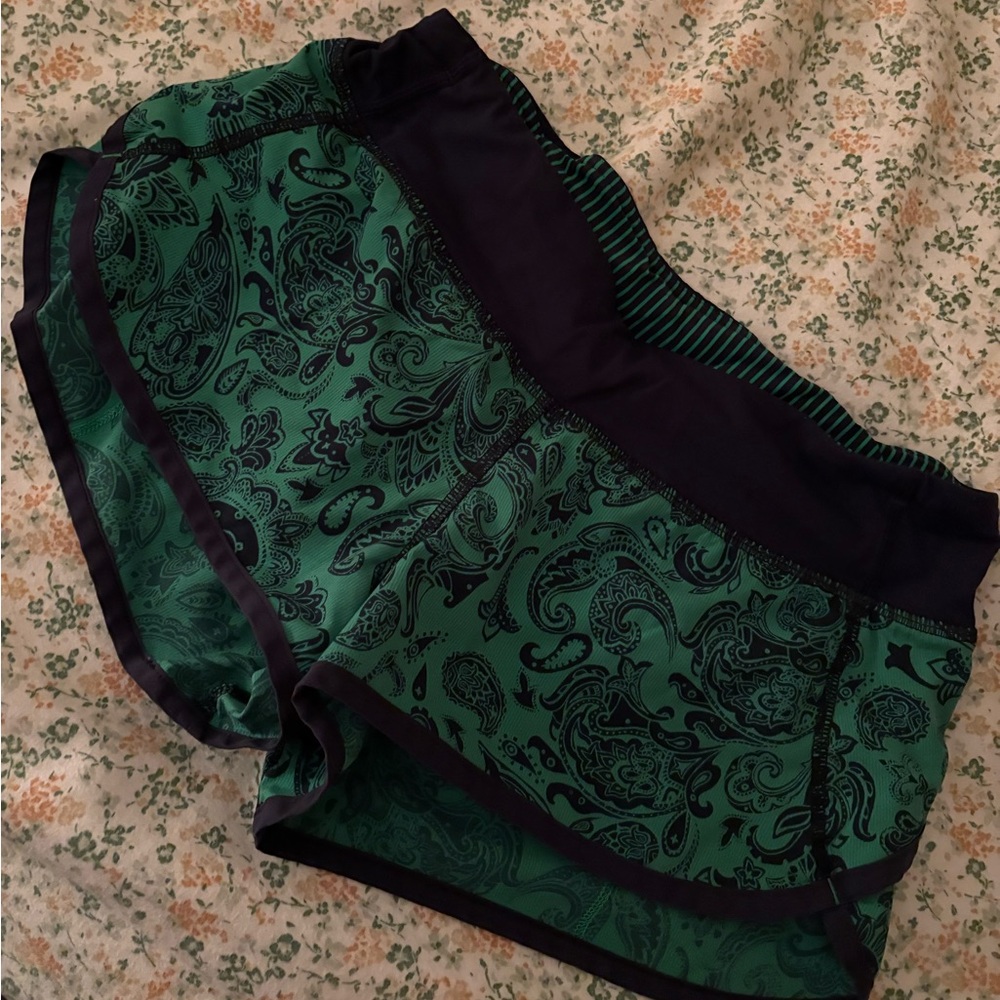 SIZE 4 (2.5in) GREEN AND NAVY BANDANA LULULEMON SPEED UPS